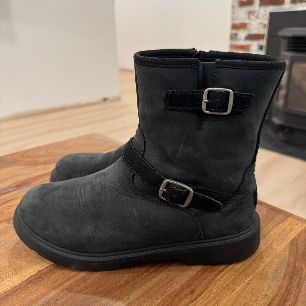 UGG Kinzey Kids 1117628K Black Nubuck Leather Moto Biker Boot Side Zip Buckle 6Y